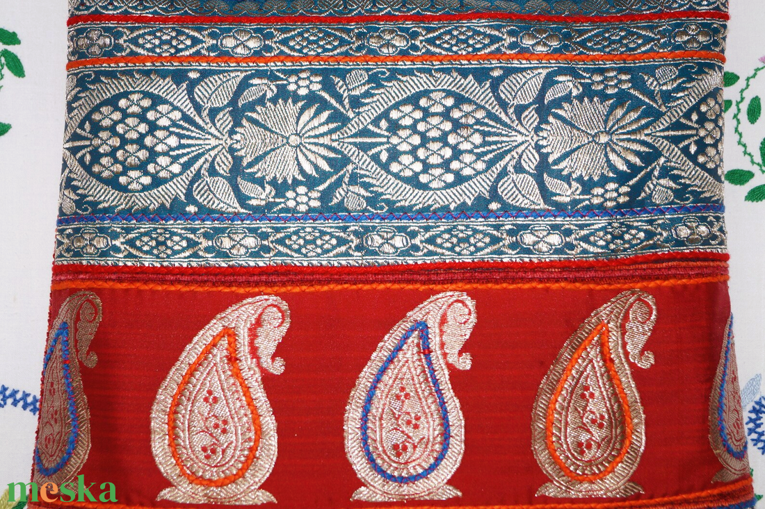 Kék, ezüst, piros, indiai esküvői száriból készült, piros csíkos, közepes méretű női válltáska zipzárral és zsebbel - táska & tok - kézitáska & válltáska - vállon átvethető táska - Meska.hu