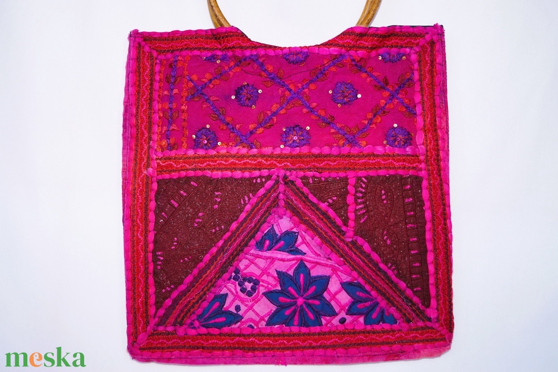 Pink, virágos indiai textilekből készült, géppel és kézzel hímzett, két oldalas, patchwork közepes méretű női kézitáska - táska & tok - kézitáska & válltáska - válltáska - Meska.hu Pink, virágos indiai textilekből készült, géppel és kézzel hímzett, két oldalas, patchwork közepes méretű női kézitáska - táska & tok - kézitáska & válltáska - válltáska - Meska.hu