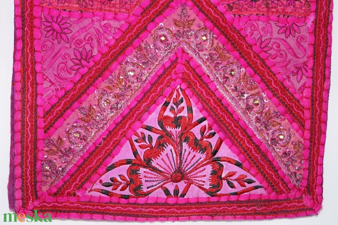 Pink, virágos indiai textilekből készült, géppel és kézzel hímzett, két oldalas, patchwork közepes méretű női kézitáska - táska & tok - kézitáska & válltáska - válltáska - Meska.hu Pink, virágos indiai textilekből készült, géppel és kézzel hímzett, két oldalas, patchwork közepes méretű női kézitáska - táska & tok - kézitáska & válltáska - válltáska - Meska.hu