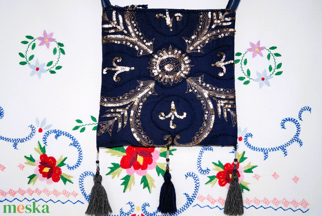 Kék, ezüst, virágos indiai esküvői száriból készült, kézzel hímzett, flitteres, kis méretű női válltáska, pomponokkal - táska & tok - kézitáska & válltáska - válltáska - Meska.hu
