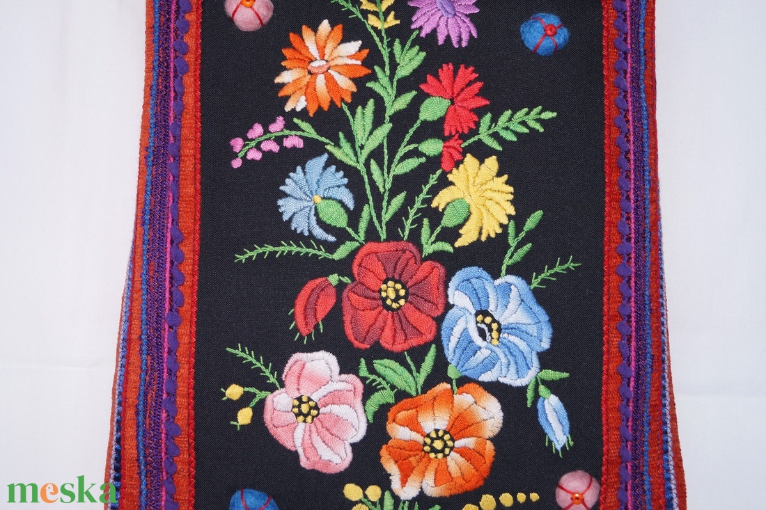 Színes, kézzel hímzett, vintage mezei virágos,  gyöngyös, zsebes, cipzáros, fekete, közepes méretű női válltáska  - táska & tok - kézitáska & válltáska - vállon átvethető táska - Meska.hu