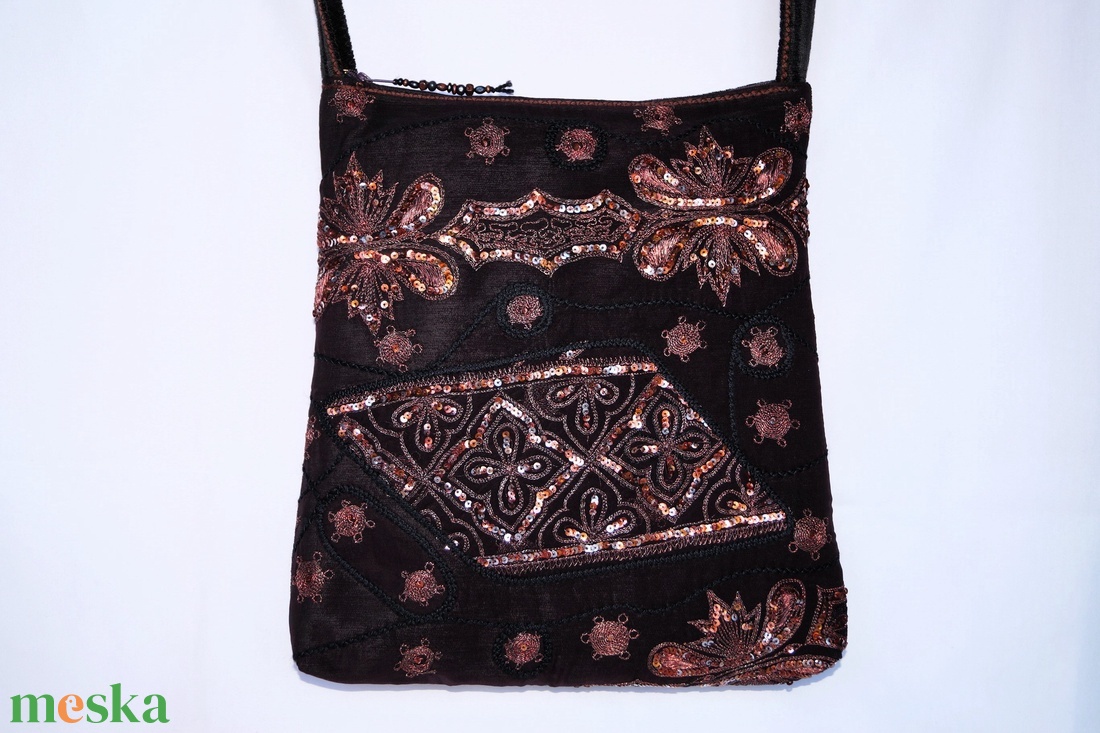 FOGLALT! Fekete, bronz, virágos indiai száriból készült, kézzel hímzett, közepes méretű cipzáros női válltáska zsebekkel - táska & tok - kézitáska & válltáska - válltáska - Meska.hu