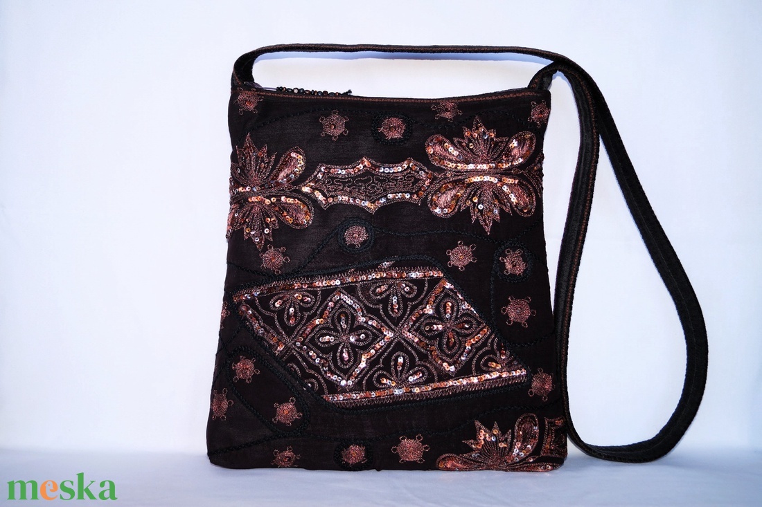 FOGLALT! Fekete, bronz, virágos indiai száriból készült, kézzel hímzett, közepes méretű cipzáros női válltáska zsebekkel - táska & tok - kézitáska & válltáska - válltáska - Meska.hu