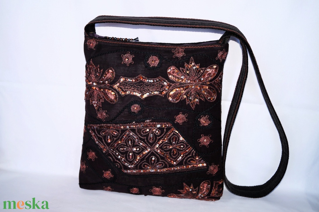 FOGLALT! Fekete, bronz, virágos indiai száriból készült, kézzel hímzett, közepes méretű cipzáros női válltáska zsebekkel - táska & tok - kézitáska & válltáska - válltáska - Meska.hu