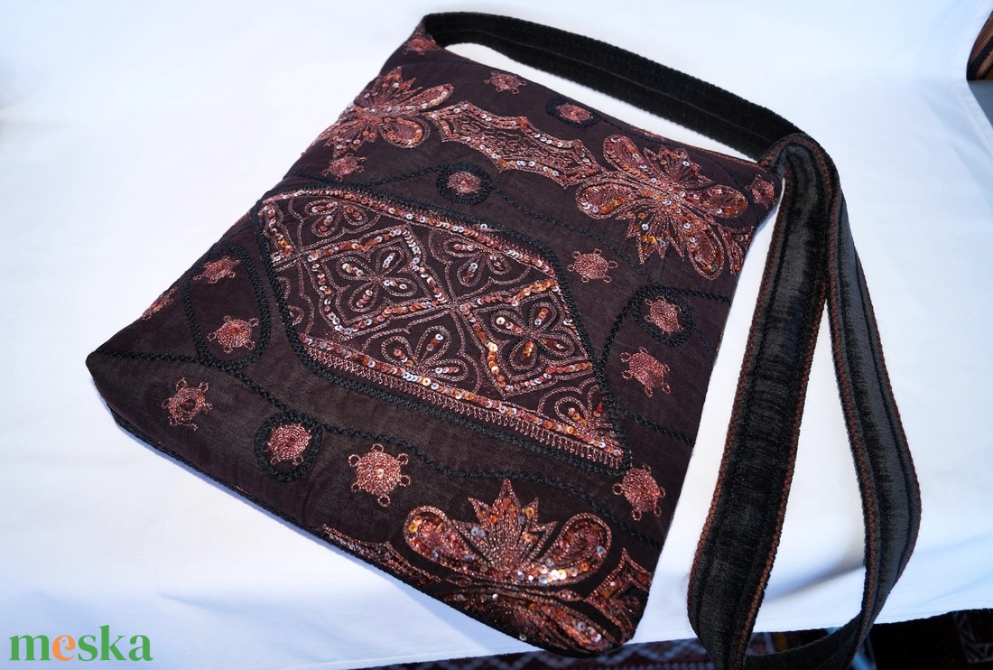 FOGLALT! Fekete, bronz, virágos indiai száriból készült, kézzel hímzett, közepes méretű cipzáros női válltáska zsebekkel - táska & tok - kézitáska & válltáska - válltáska - Meska.hu