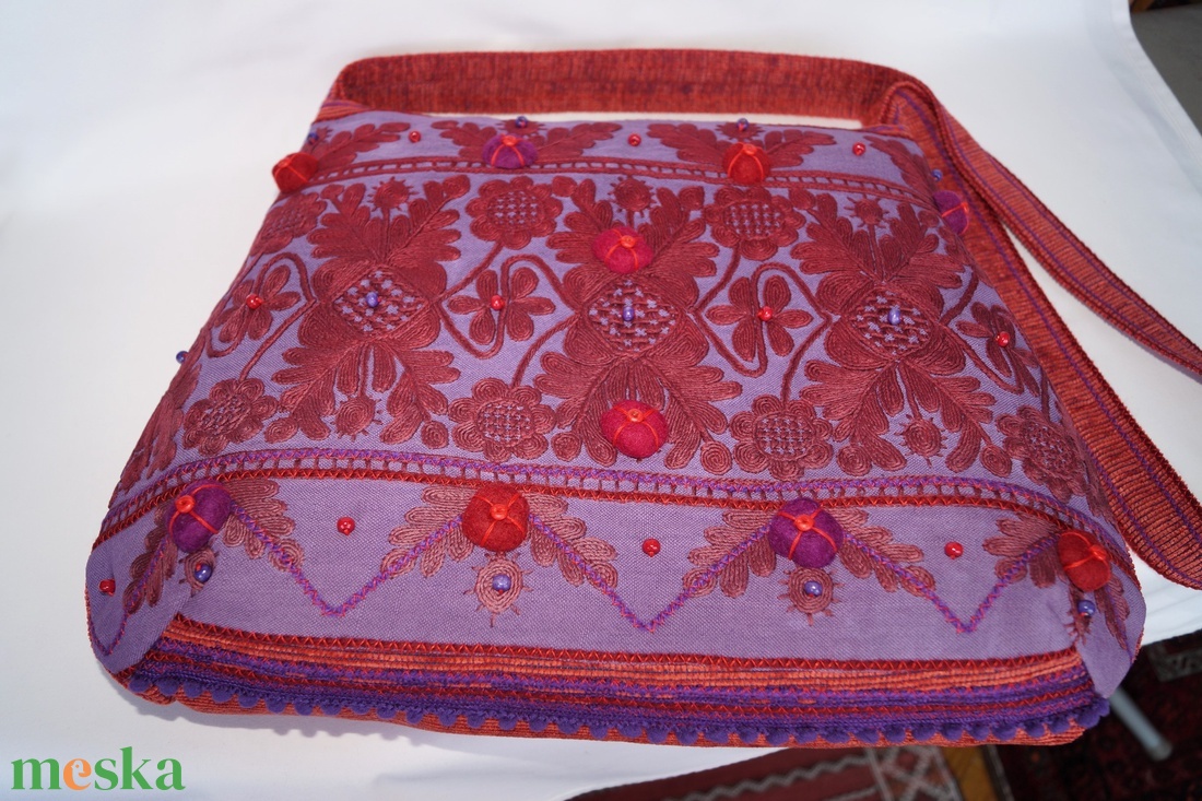 Piros, lila, kézzel hímzett, széki hímzett textíliából készült, nagy méretű, zsebes, női pakolós válltáska  - táska & tok - kézitáska & válltáska - nagy pakolós táska - Meska.hu