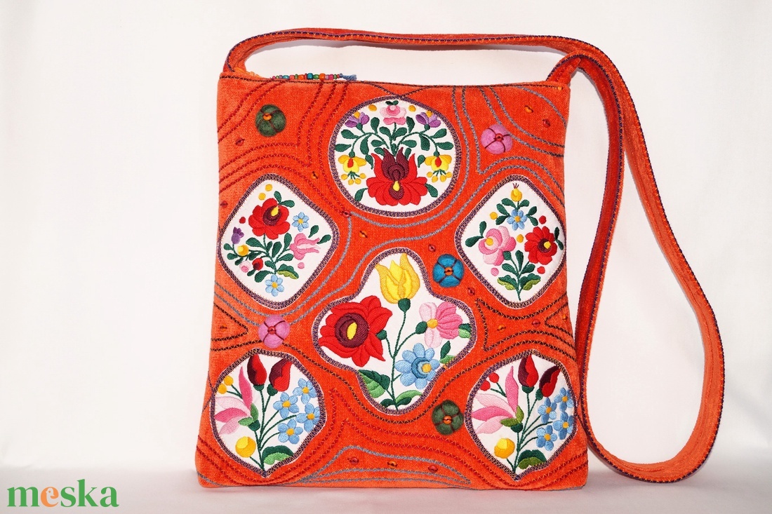 Színes, kézzel hímzett, kalocsai virágos, narancssárga, közepes méretű, cipzáros egyedi női válltáska belső zsebekkel 7. - táska & tok - kézitáska & válltáska - vállon átvethető táska - Meska.hu