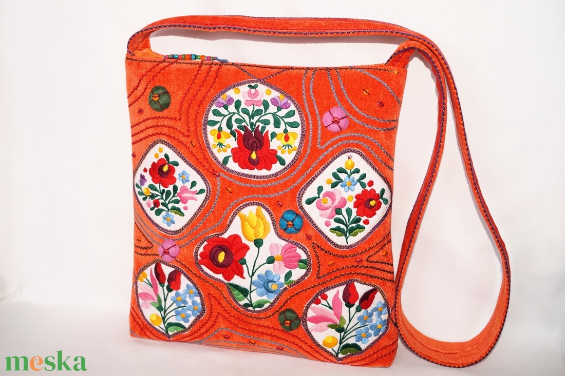Színes, kézzel hímzett, kalocsai virágos, narancssárga, közepes méretű, cipzáros egyedi női válltáska belső zsebekkel 7. - táska & tok - kézitáska & válltáska - vállon átvethető táska - Meska.hu
