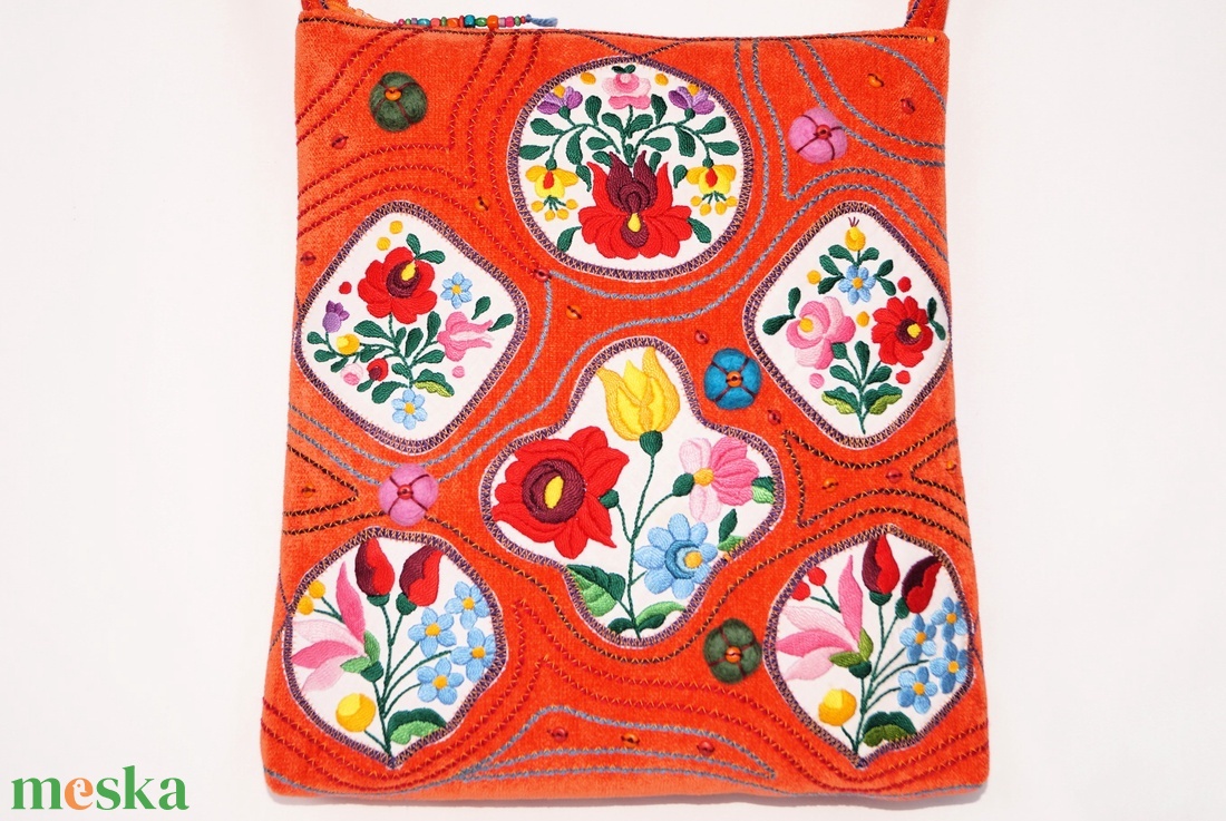 Színes, kézzel hímzett, kalocsai virágos, narancssárga, közepes méretű, cipzáros egyedi női válltáska belső zsebekkel 7. - táska & tok - kézitáska & válltáska - vállon átvethető táska - Meska.hu