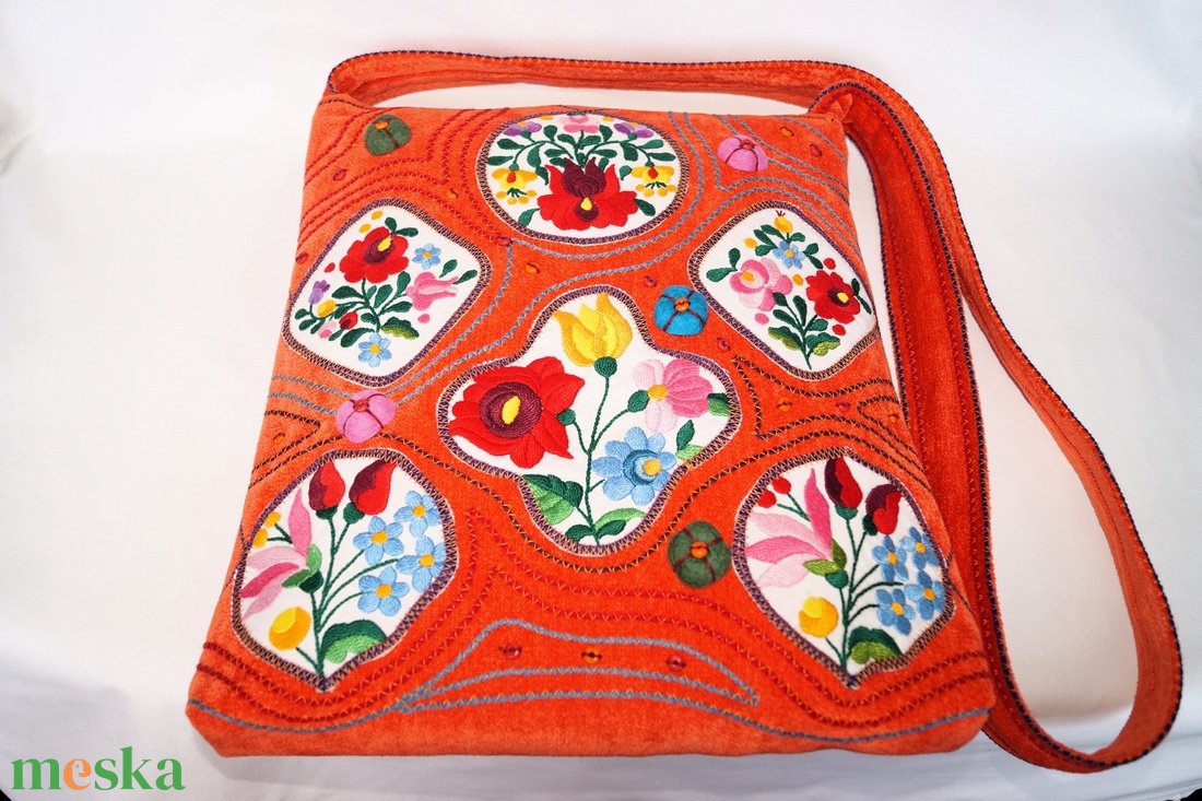 Színes, kézzel hímzett, kalocsai virágos, narancssárga, közepes méretű, cipzáros egyedi női válltáska belső zsebekkel 7. - táska & tok - kézitáska & válltáska - vállon átvethető táska - Meska.hu