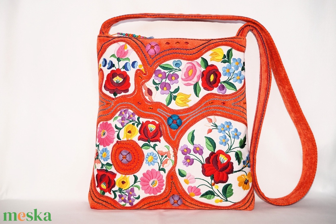 Színes, kézzel hímzett, kalocsai virágos, narancssárga, közepes méretű, cipzáros egyedi női válltáska belső zsebekkel 8. - táska & tok - kézitáska & válltáska - vállon átvethető táska - Meska.hu