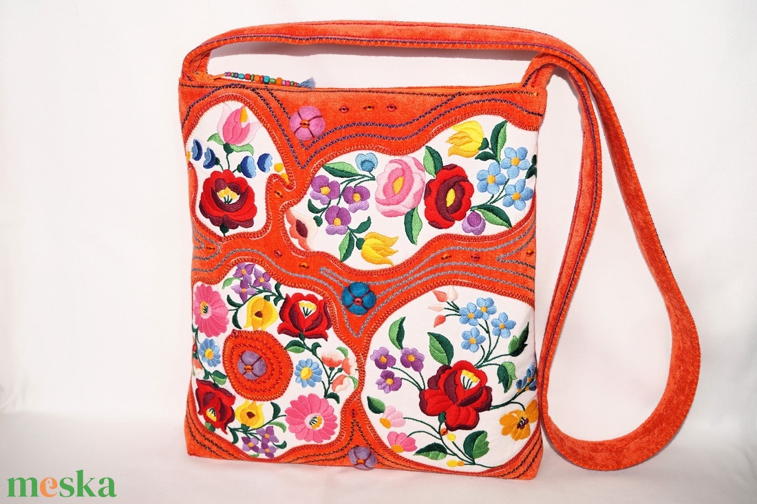 Színes, kézzel hímzett, kalocsai virágos, narancssárga, közepes méretű, cipzáros egyedi női válltáska belső zsebekkel 8. - táska & tok - kézitáska & válltáska - vállon átvethető táska - Meska.hu