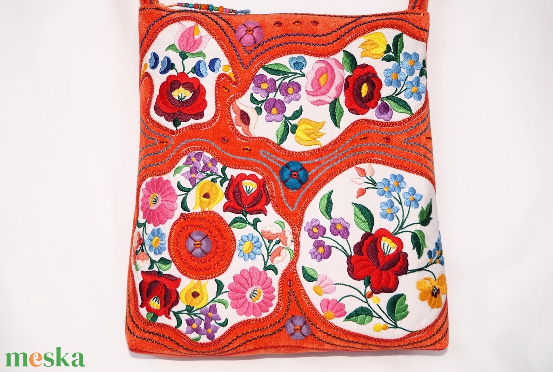 Színes, kézzel hímzett, kalocsai virágos, narancssárga, közepes méretű, cipzáros egyedi női válltáska belső zsebekkel 8. - táska & tok - kézitáska & válltáska - vállon átvethető táska - Meska.hu