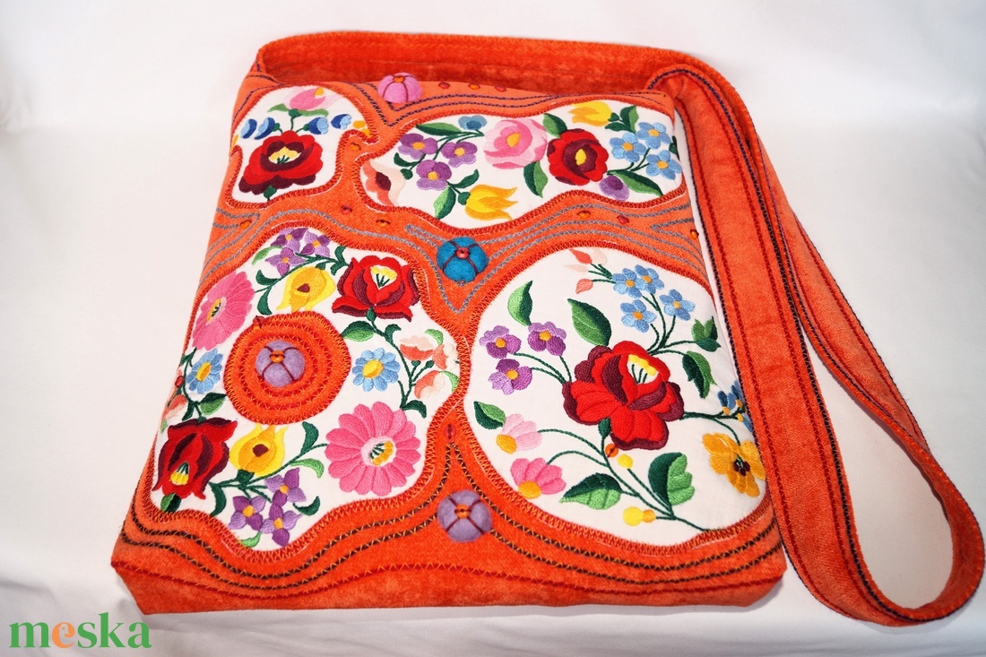 Színes, kézzel hímzett, kalocsai virágos, narancssárga, közepes méretű, cipzáros egyedi női válltáska belső zsebekkel 8. - táska & tok - kézitáska & válltáska - vállon átvethető táska - Meska.hu