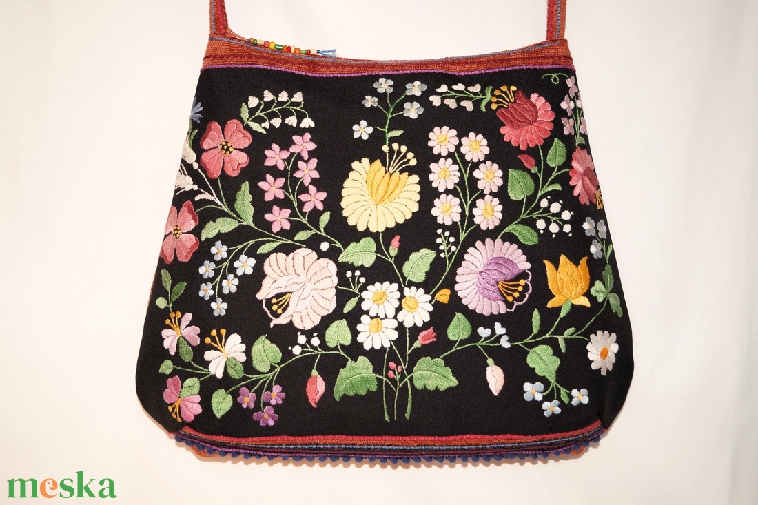 Fekete, kézzel hímzett, pasztel virágos hímzett textíliából készült, nagy méretű egyedi női pakolós cipzáros válltáska  - táska & tok - kézitáska & válltáska - nagy pakolós táska - Meska.hu