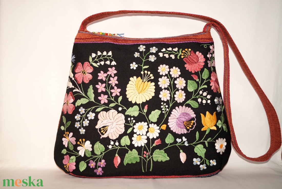 Fekete, kézzel hímzett, pasztel virágos hímzett textíliából készült, nagy méretű egyedi női pakolós cipzáros válltáska  - táska & tok - kézitáska & válltáska - nagy pakolós táska - Meska.hu