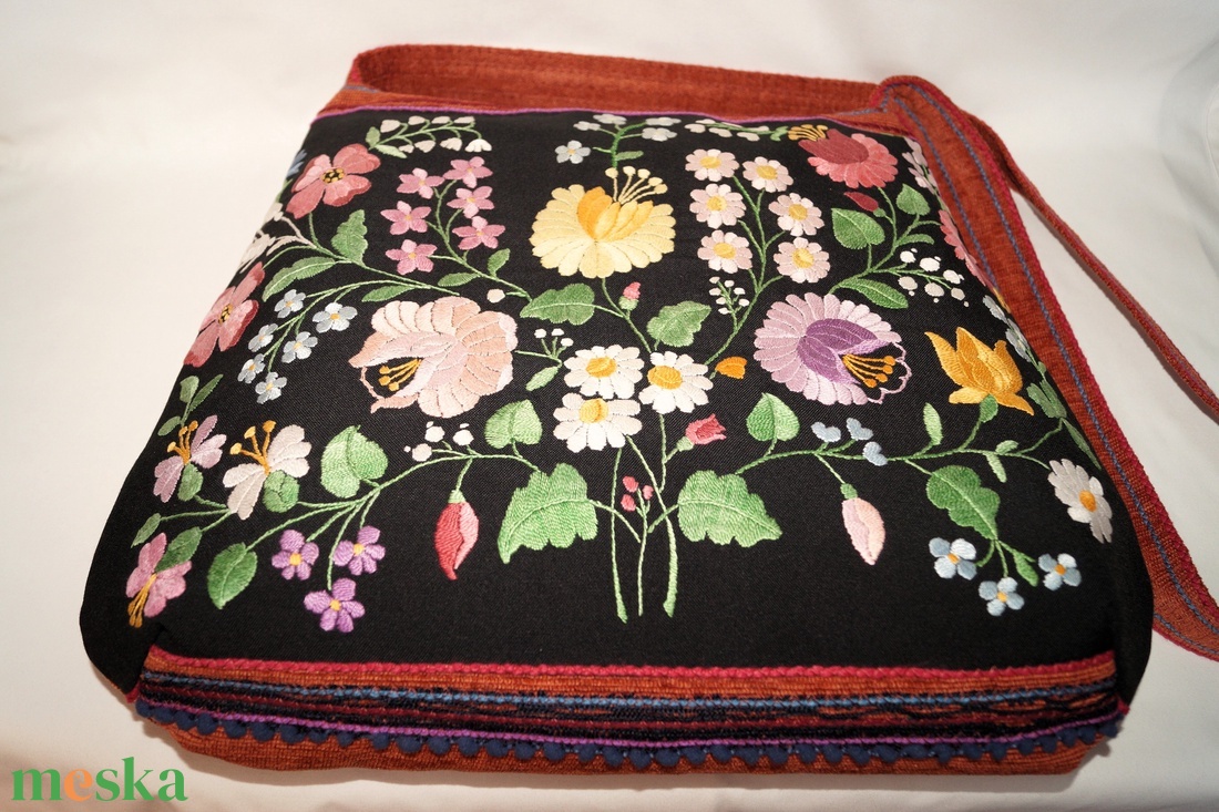 Fekete, kézzel hímzett, pasztel virágos hímzett textíliából készült, nagy méretű egyedi női pakolós cipzáros válltáska  - táska & tok - kézitáska & válltáska - nagy pakolós táska - Meska.hu