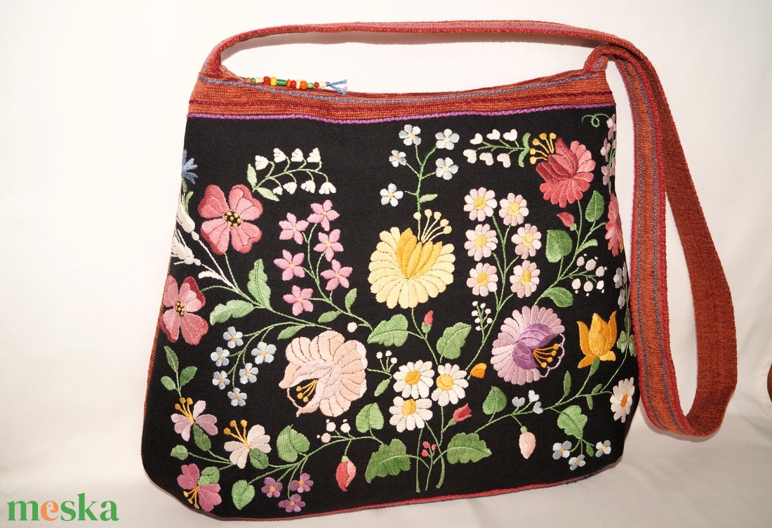 Fekete, kézzel hímzett, pasztel virágos hímzett textíliából készült, nagy méretű egyedi női pakolós cipzáros válltáska  - táska & tok - kézitáska & válltáska - nagy pakolós táska - Meska.hu