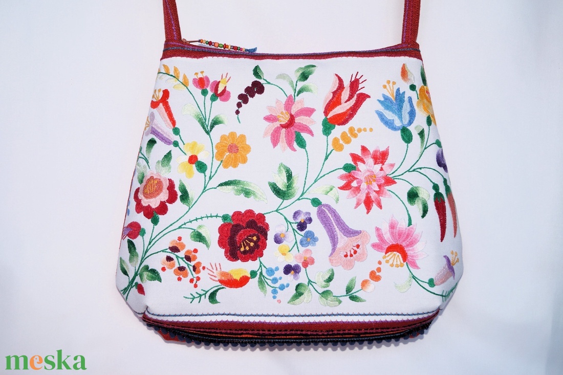 Színes, kézzel hímzett virágos hímzett textíliából készült, nagy méretű egyedi női pakolós cipzáros válltáska  - táska & tok - kézitáska & válltáska - nagy pakolós táska - Meska.hu