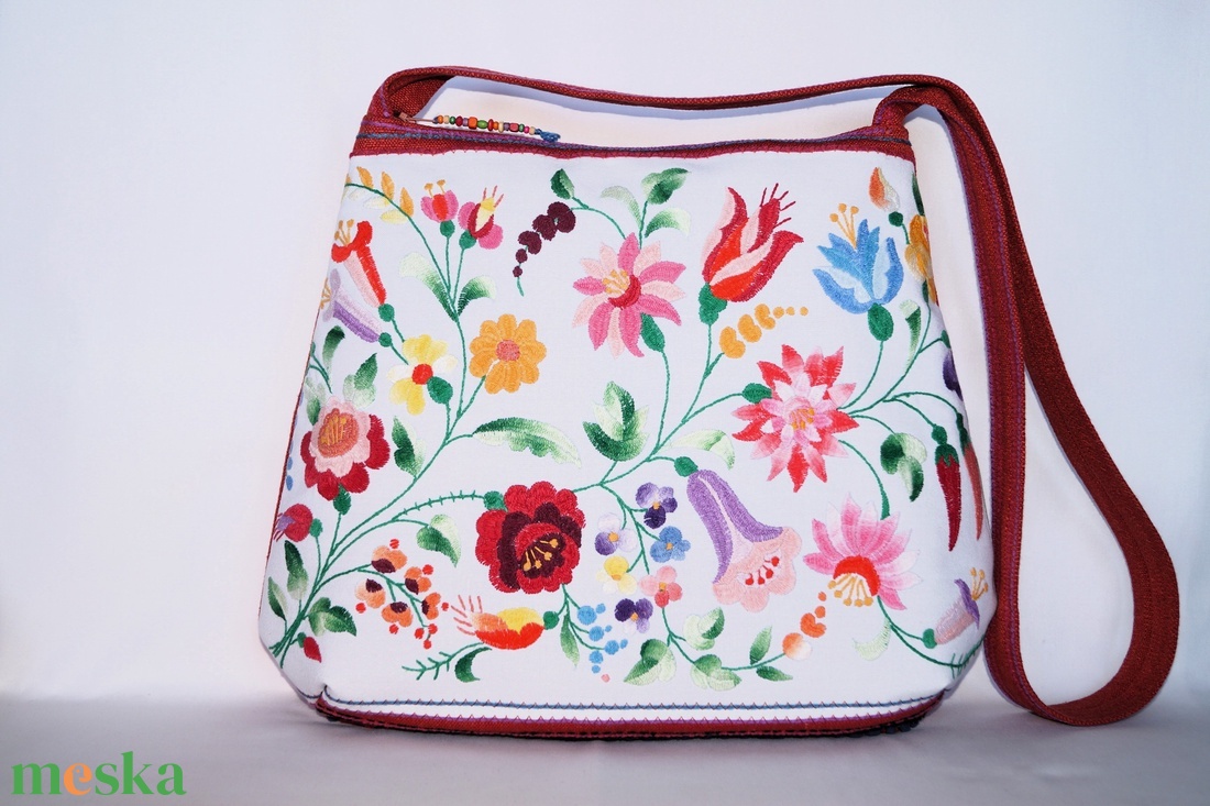 Színes, kézzel hímzett virágos hímzett textíliából készült, nagy méretű egyedi női pakolós cipzáros válltáska  - táska & tok - kézitáska & válltáska - nagy pakolós táska - Meska.hu