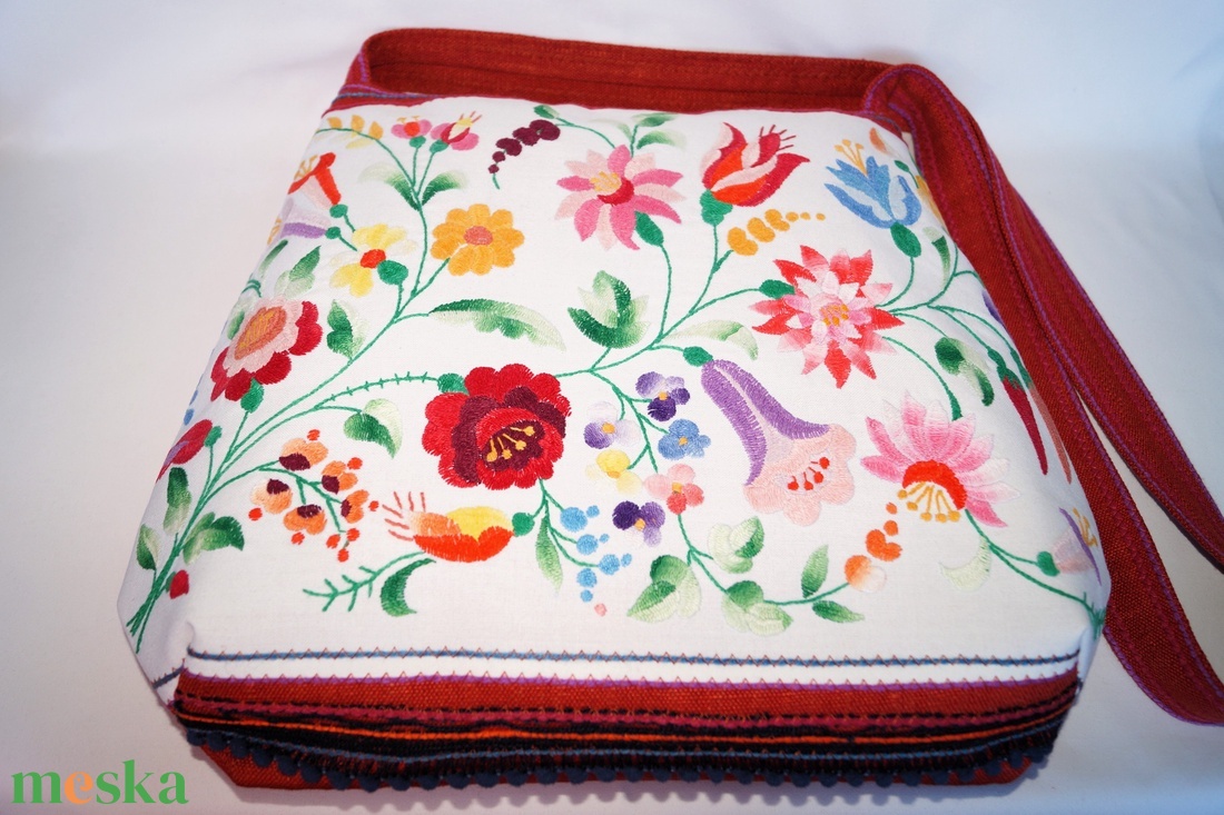 Színes, kézzel hímzett virágos hímzett textíliából készült, nagy méretű egyedi női pakolós cipzáros válltáska  - táska & tok - kézitáska & válltáska - nagy pakolós táska - Meska.hu
