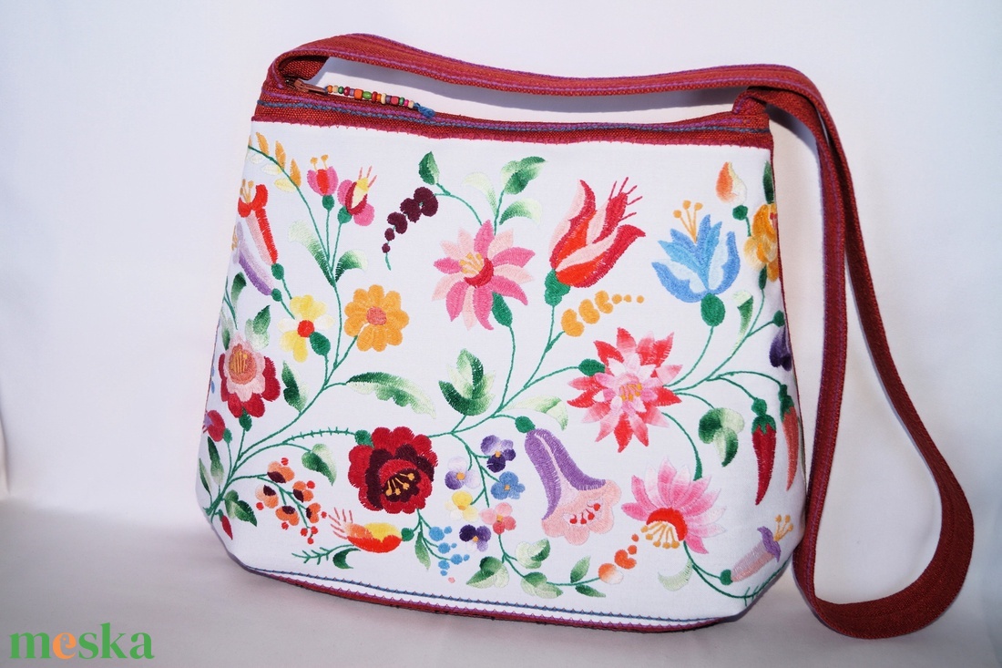 Színes, kézzel hímzett virágos hímzett textíliából készült, nagy méretű egyedi női pakolós cipzáros válltáska  - táska & tok - kézitáska & válltáska - nagy pakolós táska - Meska.hu