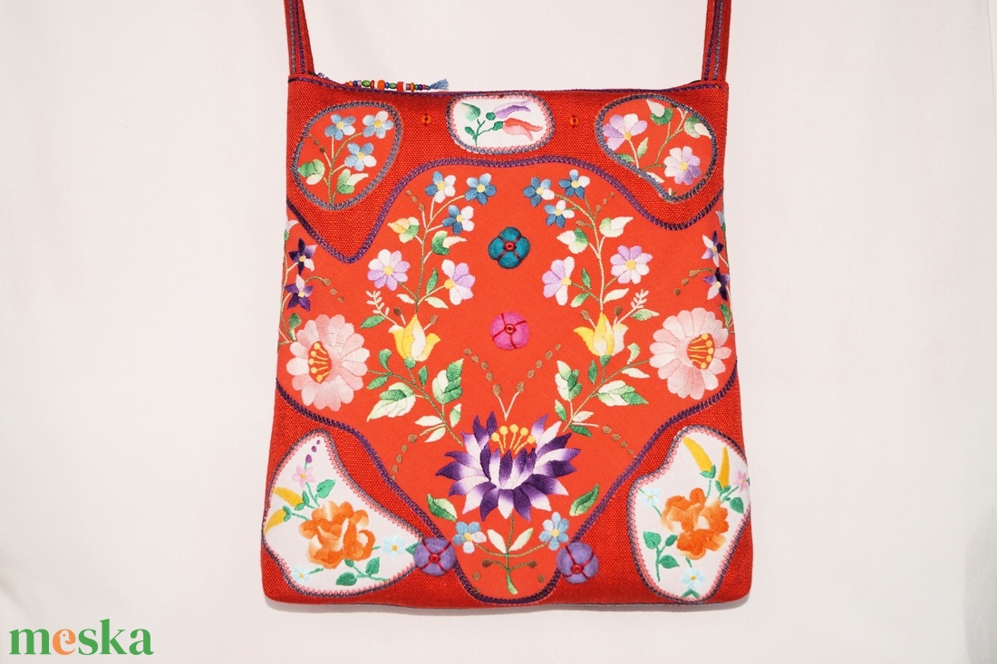 Színes, kézzel hímzett, kalocsai virágos, narancssárga, piros közepes méretű, cipzáros női válltáska belső zsebekkel  - táska & tok - kézitáska & válltáska - vállon átvethető táska - Meska.hu