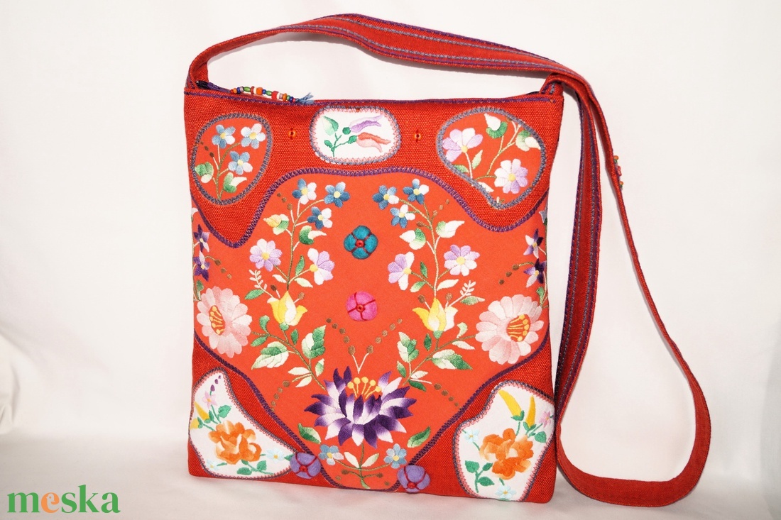 Színes, kézzel hímzett, kalocsai virágos, narancssárga, piros közepes méretű, cipzáros női válltáska belső zsebekkel  - táska & tok - kézitáska & válltáska - vállon átvethető táska - Meska.hu