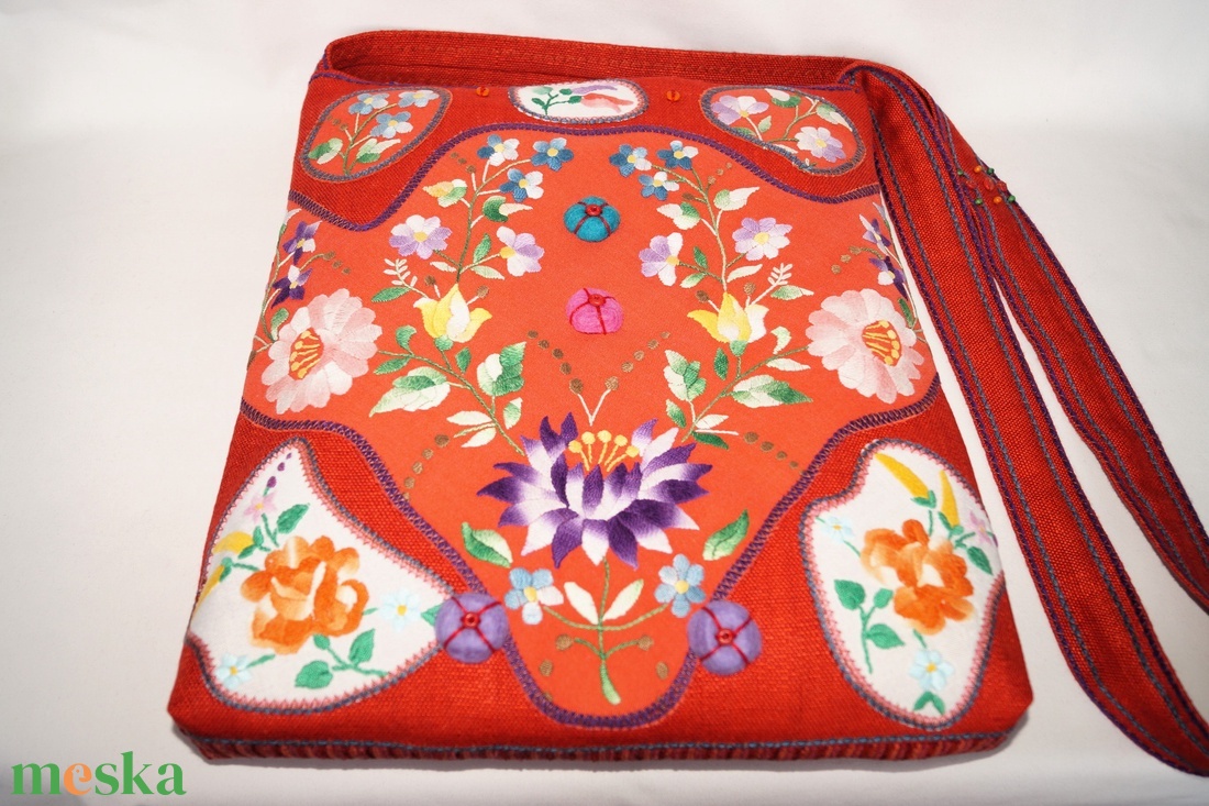 Színes, kézzel hímzett, kalocsai virágos, narancssárga, piros közepes méretű, cipzáros női válltáska belső zsebekkel  - táska & tok - kézitáska & válltáska - vállon átvethető táska - Meska.hu
