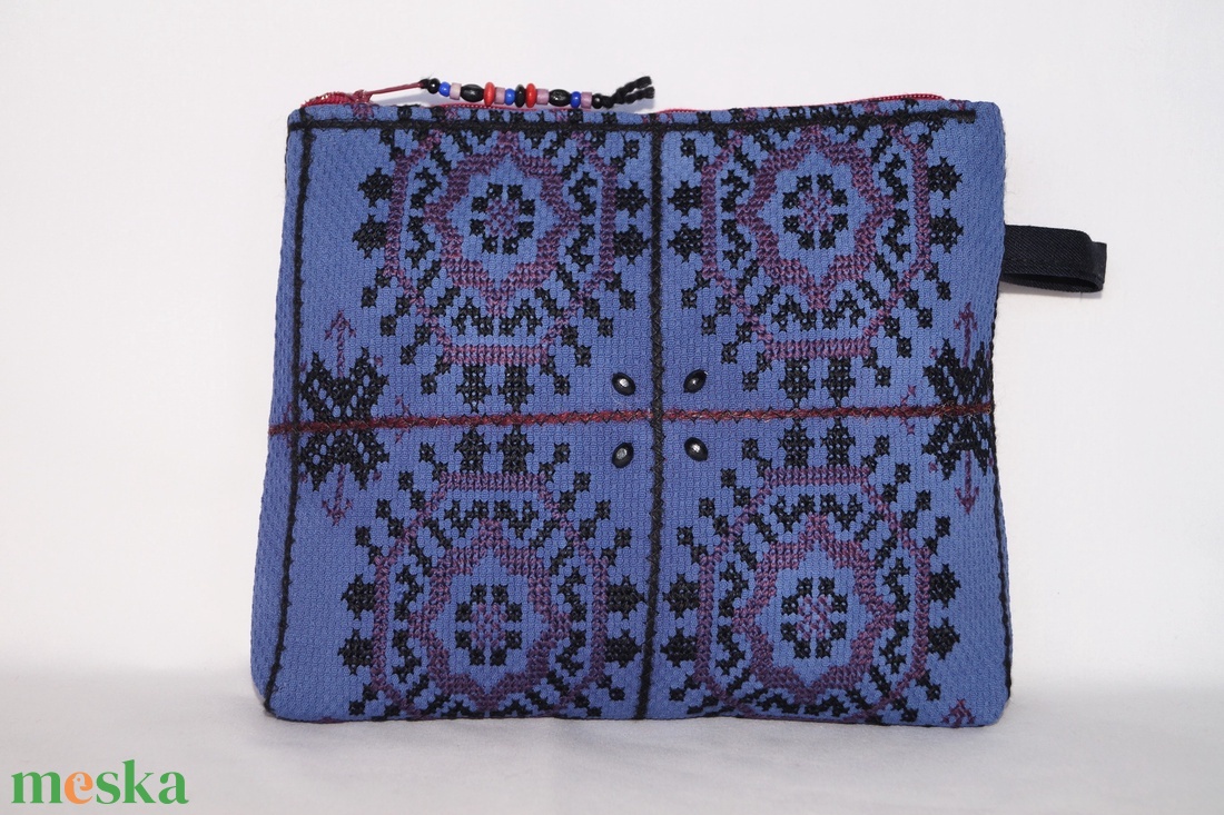 Kék, fekete, kézzel hímzett neszesszer, keresztszemes hímzett virágos kozmetikai táska, cipzáros neszesszer, tartóka - táska & tok - neszesszer - Meska.hu