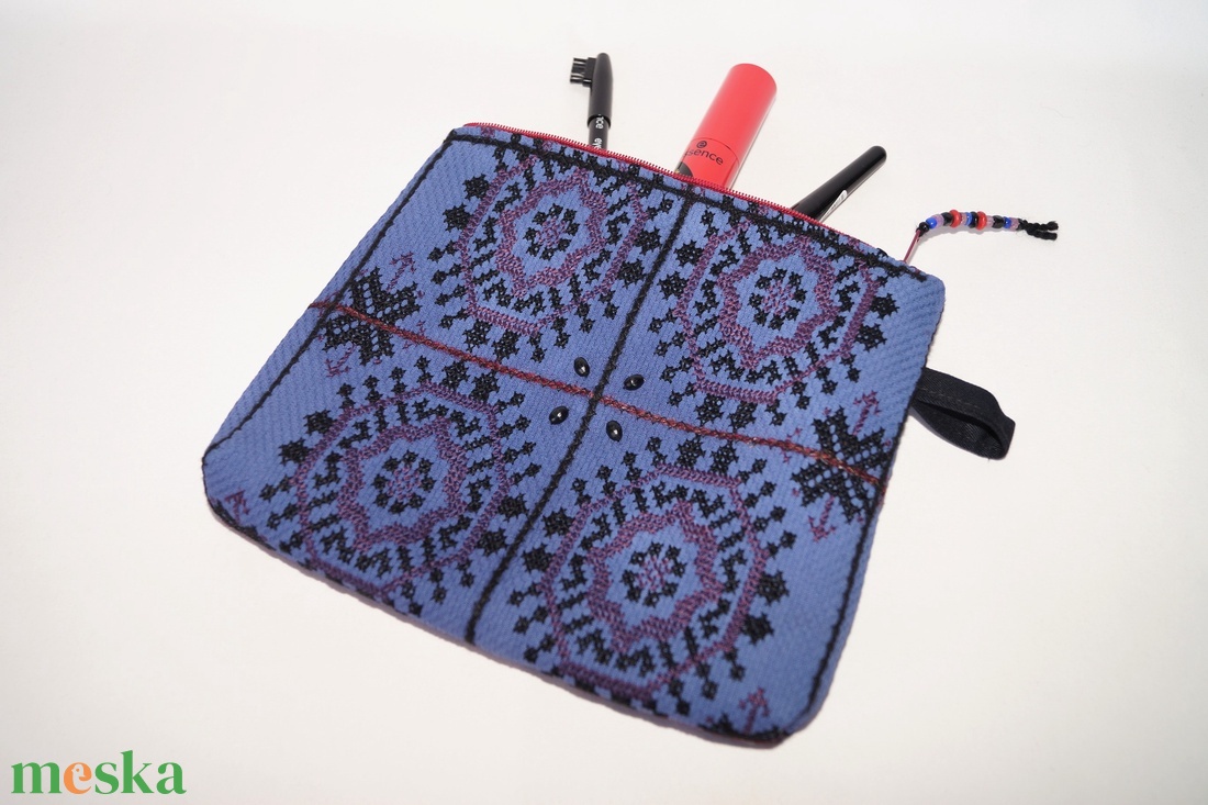 Kék, fekete, kézzel hímzett neszesszer, keresztszemes hímzett virágos kozmetikai táska, cipzáros neszesszer, tartóka - táska & tok - neszesszer - Meska.hu