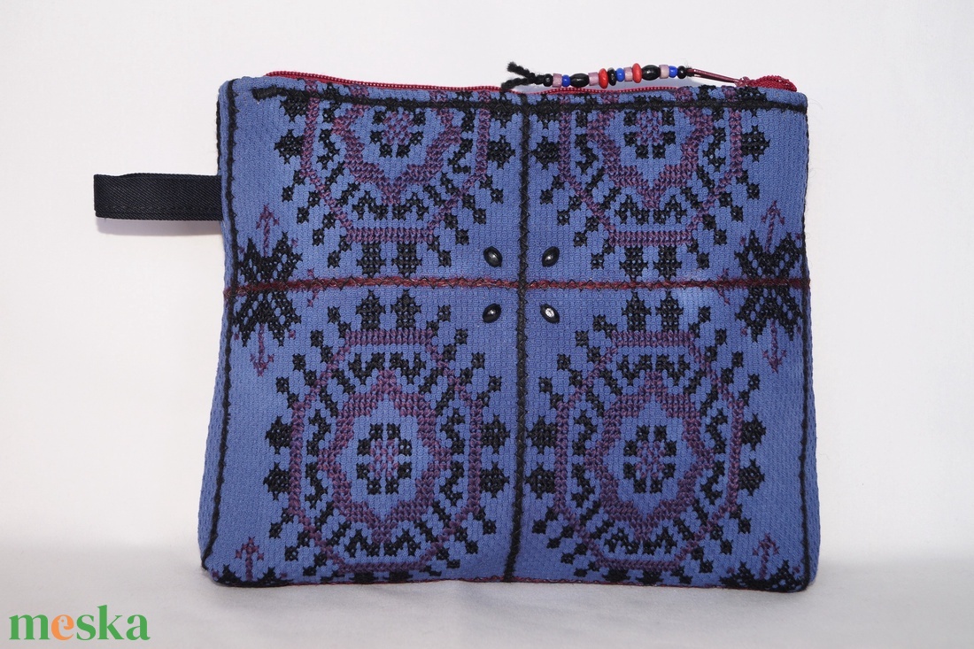 Kék, fekete, kézzel hímzett neszesszer, keresztszemes hímzett virágos kozmetikai táska, cipzáros neszesszer, tartóka - táska & tok - neszesszer - Meska.hu