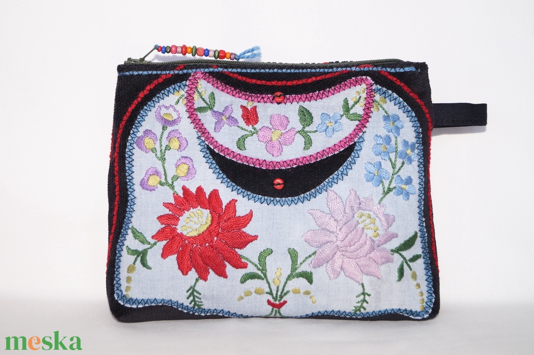 Kék, fekete kézzel hímzett neszesszer, színes virágos kozmetikai táska, cipzáros neszesszer, tartóka - táska & tok - neszesszer - Meska.hu