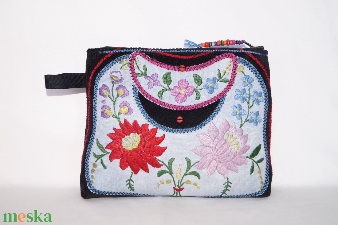 Kék, fekete kézzel hímzett neszesszer, színes virágos kozmetikai táska, cipzáros neszesszer, tartóka - táska & tok - neszesszer - Meska.hu