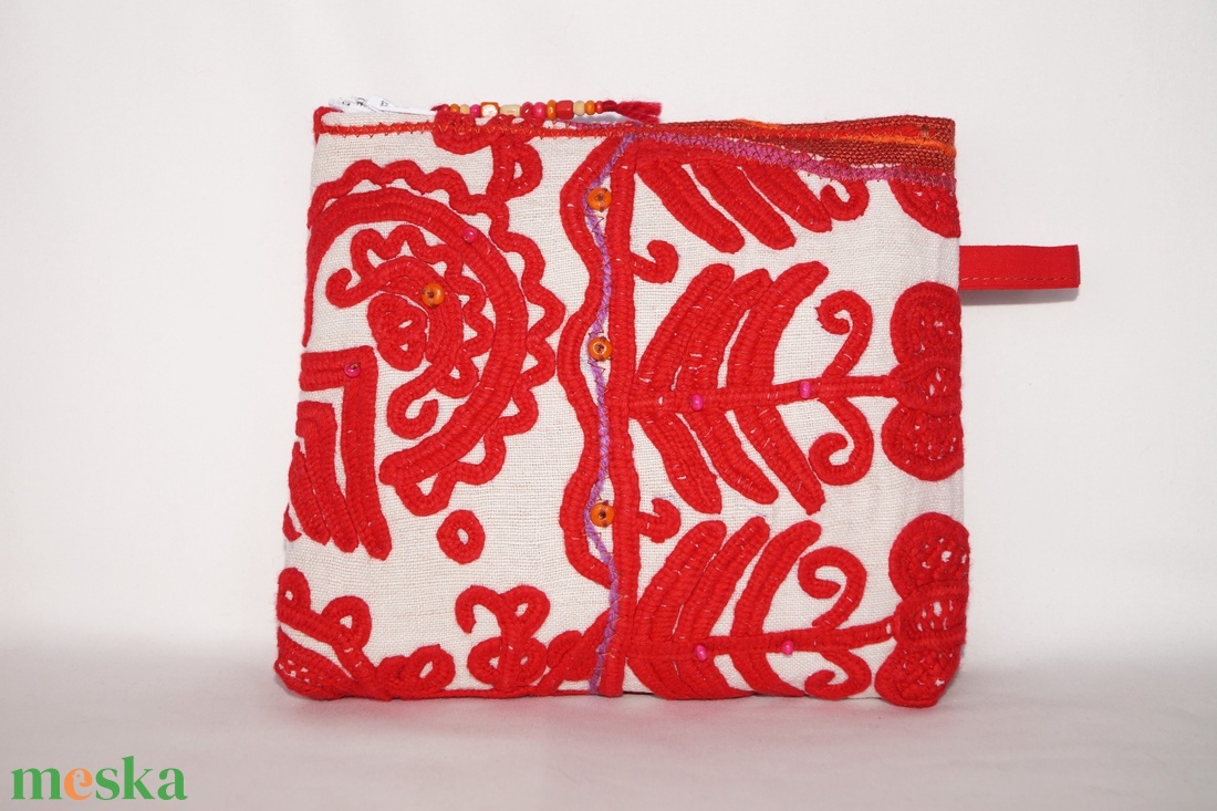 Piros, natúr, kézzel hímzett neszesszer, Kalotaszegi írásos kozmetikai táska, cipzáros neszesszer, tartóka - táska & tok - neszesszer - Meska.hu