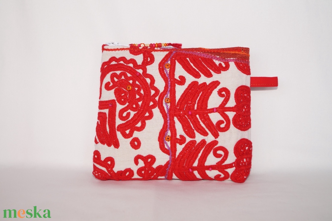 Piros, natúr, kézzel hímzett neszesszer, Kalotaszegi írásos kozmetikai táska, cipzáros neszesszer, tartóka - táska & tok - neszesszer - Meska.hu