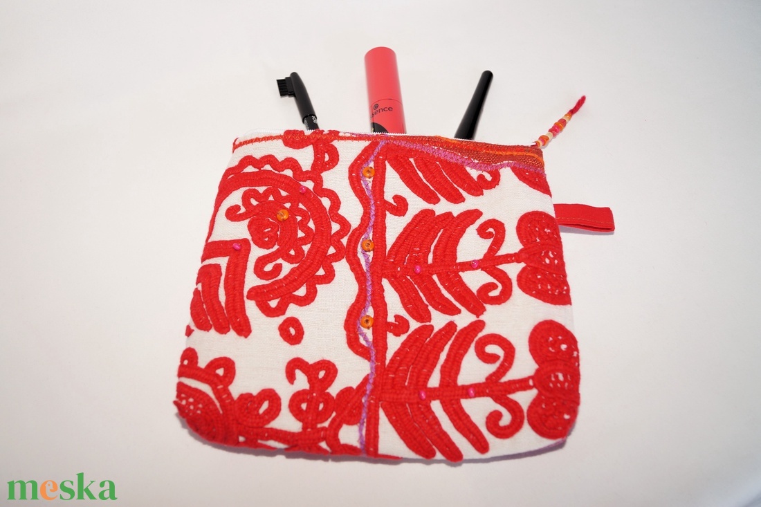 Piros, natúr, kézzel hímzett neszesszer, Kalotaszegi írásos kozmetikai táska, cipzáros neszesszer, tartóka - táska & tok - neszesszer - Meska.hu