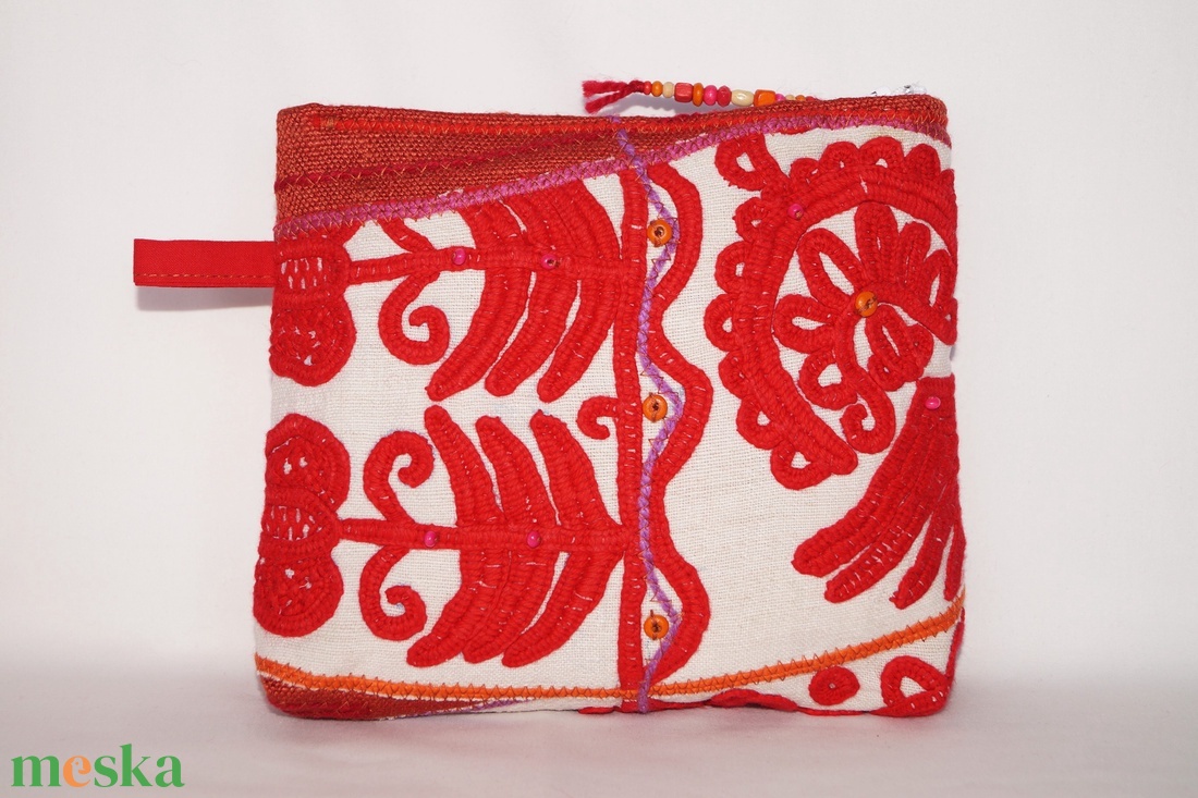 Piros, natúr, kézzel hímzett neszesszer, Kalotaszegi írásos kozmetikai táska, cipzáros neszesszer, tartóka - táska & tok - neszesszer - Meska.hu