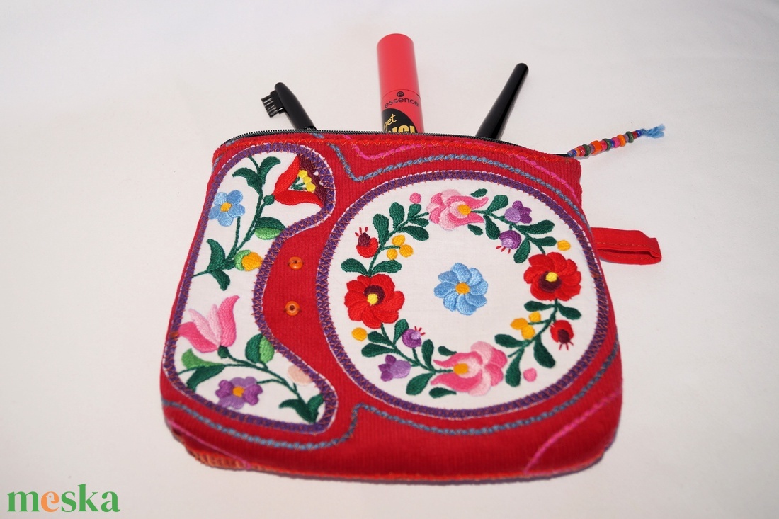 Kézzel hímzett neszesszer, színes kalocsai virágos kozmetikai táska, cipzáros neszesszer, tartóka - táska & tok - neszesszer - Meska.hu