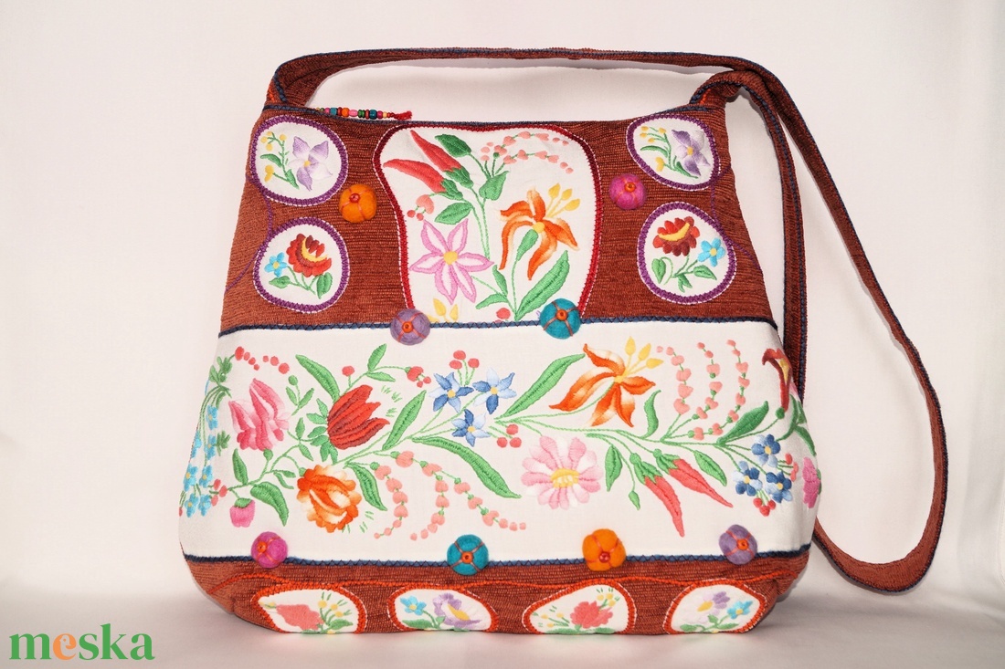 Színes, kézzel hímzett virágos hímzett textíliából készült, nagy méretű egyedi női pakolós cipzáros válltáska - táska & tok - kézitáska & válltáska - nagy pakolós táska - Meska.hu