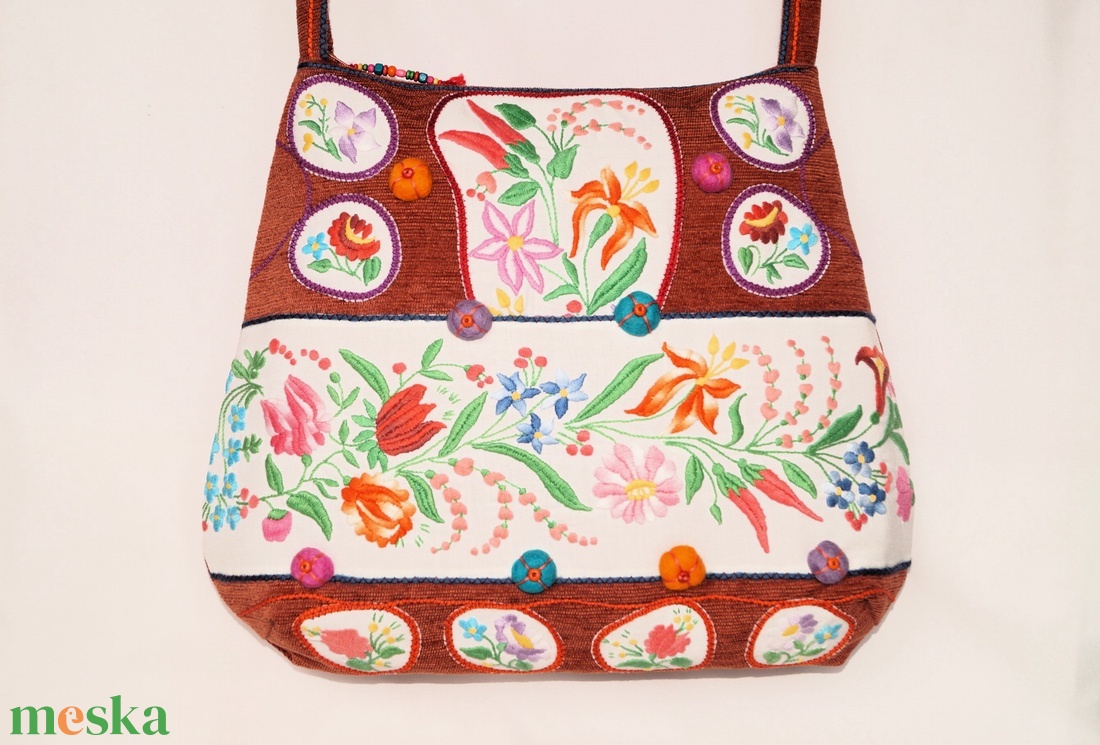 Színes, kézzel hímzett virágos hímzett textíliából készült, nagy méretű egyedi női pakolós cipzáros válltáska - táska & tok - kézitáska & válltáska - nagy pakolós táska - Meska.hu