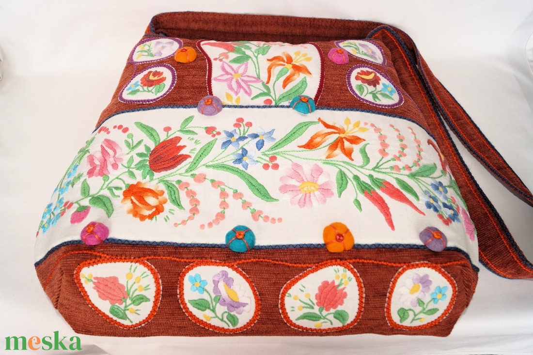 Színes, kézzel hímzett virágos hímzett textíliából készült, nagy méretű egyedi női pakolós cipzáros válltáska - táska & tok - kézitáska & válltáska - nagy pakolós táska - Meska.hu