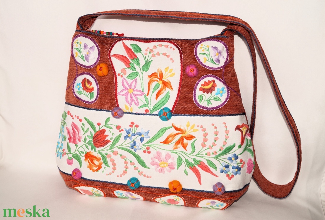 Színes, kézzel hímzett virágos hímzett textíliából készült, nagy méretű egyedi női pakolós cipzáros válltáska - táska & tok - kézitáska & válltáska - nagy pakolós táska - Meska.hu