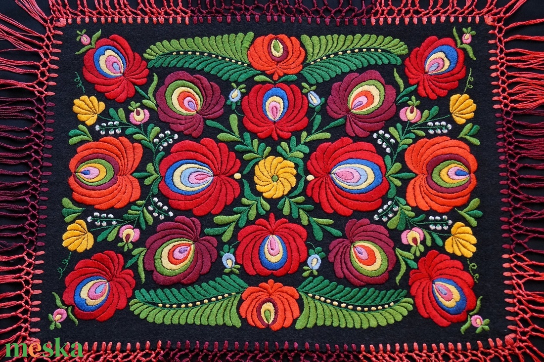 Színes, selyem, vintage matyó terítő, asztalközép, rojtokkal, mérete 49/36 cm. - otthon & életmód - lakástextil - abrosz, terítő - asztalközép terítő - Meska.hu