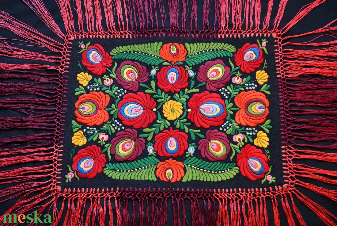 Színes, selyem, vintage matyó terítő, asztalközép, rojtokkal, mérete 49/36 cm. - otthon & életmód - lakástextil - abrosz, terítő - asztalközép terítő - Meska.hu