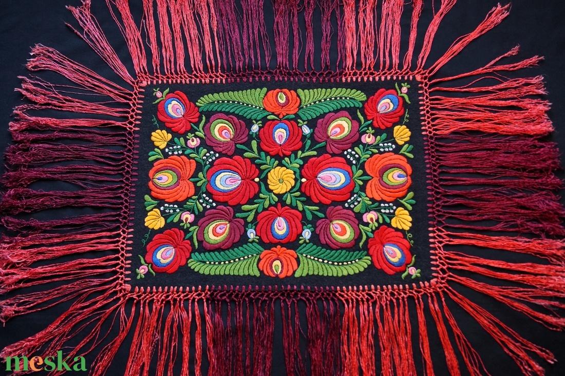Színes, selyem, vintage matyó terítő, asztalközép, rojtokkal, mérete 49/36 cm. - otthon & életmód - lakástextil - abrosz, terítő - asztalközép terítő - Meska.hu