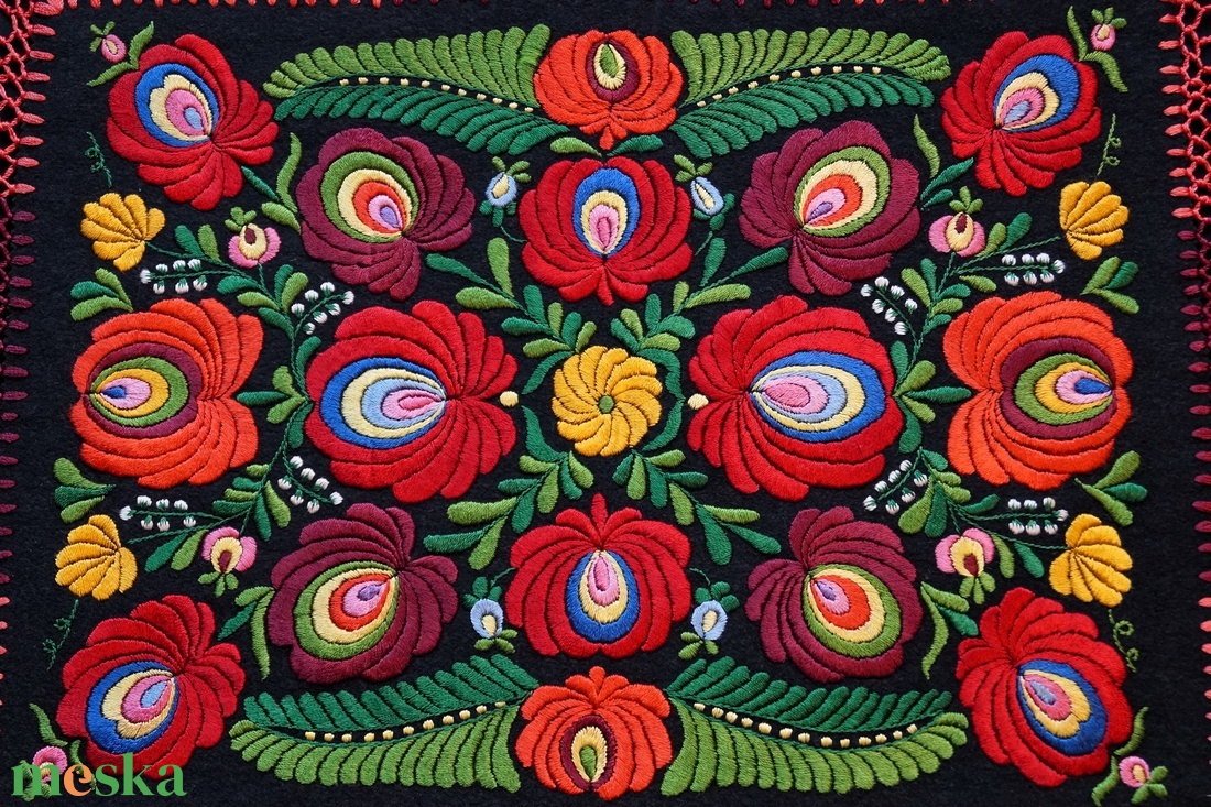 Színes, selyem, vintage matyó terítő, asztalközép, rojtokkal, mérete 49/36 cm. - otthon & életmód - lakástextil - abrosz, terítő - asztalközép terítő - Meska.hu