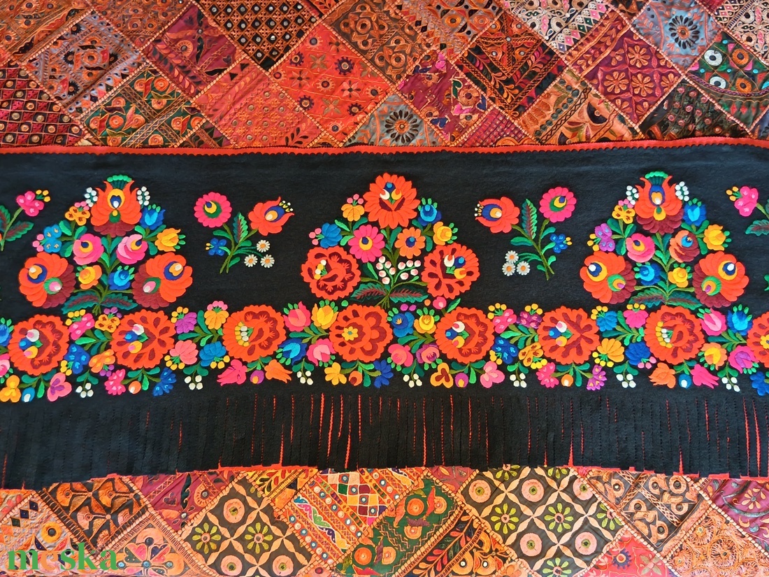 Színes virágos,  fekete gyapjúnemez, vintage virágos falikép, mérete 153/60 cm. - otthon & életmód - dekoráció - kép & falikép - vászonkép - Meska.hu