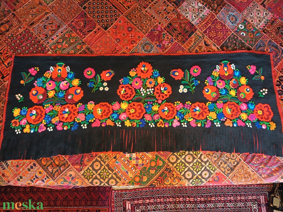 Színes virágos,  fekete gyapjúnemez, vintage virágos falikép, mérete 153/60 cm. - otthon & életmód - dekoráció - kép & falikép - vászonkép - Meska.hu