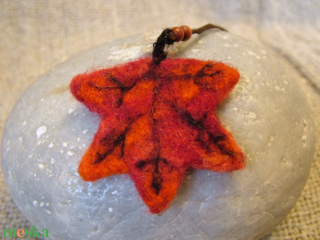 Őszi juharlevél gyapjú nyaklánc (5cm) - ékszer - nyaklánc - medálos nyaklánc - Meska.hu Őszi juharlevél gyapjú nyaklánc (5cm) - ékszer - nyaklánc - medálos nyaklánc - Meska.hu